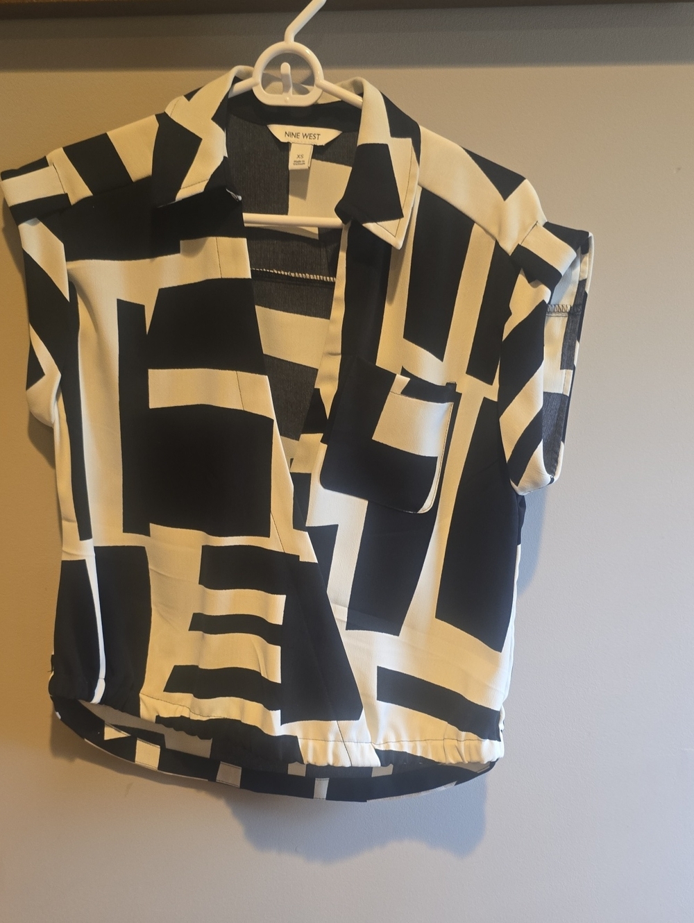 Nine West Black and White Geometric Short Sleeve Blouse